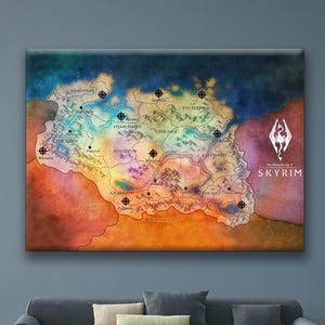 Peut inclure: Une impression murale rectangulaire représentant une carte colorée et stylisée de la province de Skyrim. La carte affiche diverses régions, chaînes de montagnes et noms de villes avec des icônes de boussole noires. Le texte The Elder Scrolls V SKYRIM est visible.