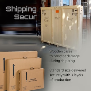 Puede incluir: La imagen muestra cajas de env&iacute;o de madera y cajas de cart&oacute;n. Las cajas tienen flechas "UP" y etiquetas "Fragile". El texto dice "Shipping Secur" y "Wooden cases to prevent damage during shipping."