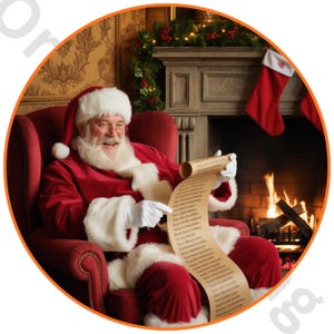 Puede incluir: Pap&aacute; Noel, vestido con un traje rojo con ribetes blancos y un gorro a juego, est&aacute; sentado en un sill&oacute;n rojo, sonriendo. Sostiene un largo pergamino, presumiblemente una lista, con texto. Una chimenea y calcetines navide&ntilde;os est&aacute;n en el fondo.