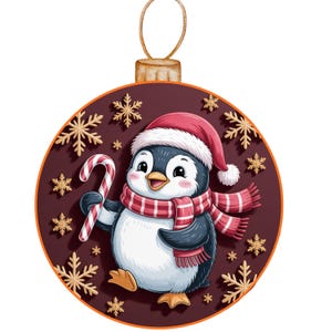 Puede incluir: Un adorno navide&ntilde;o con un ping&uuml;ino de dibujos animados con un gorro de Pap&aacute; Noel y una bufanda roja y blanca, sosteniendo un bast&oacute;n de caramelo. El adorno es de color rojo oscuro con copos de nieve dorados.