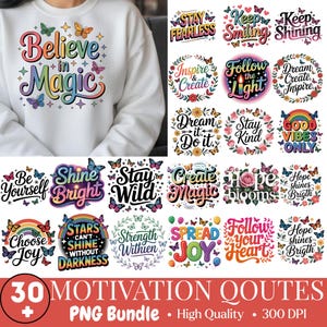 Puede incluir: Una sudadera blanca con las palabras "Believe in Magic" en letras coloridas, adornada con mariposas. La imagen también presenta 30 diseños de citas motivacionales con acentos de mariposas y flores, incluyendo "Stay Fearless" y "Shine Bright".