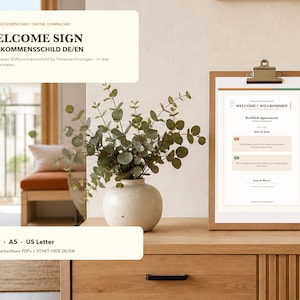 Könnte beinhalten: Eine digitale Willkommensschild-Vorlage auf einem Klemmbrett. Das Dokument enthält den Text WELCOME / WILLKOMMEN, Seeblick Apartment und Platzhalter für Namen. Es umfasst die Formate A4, A5 und US Letter zur individuellen Bearbeitung.