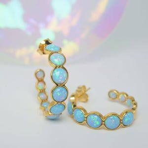 Örhängen i naturlig blå opal med guldring, set med helcirklar, 18K guldpläterat sterlingsilver, grova statement-örhängen, present till henne