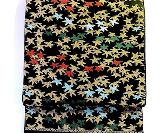 Schwarzer Fukro Obi aus Seide mit Ahornblatt als Kimono-Gürtel