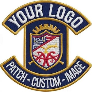Può includere: Una toppa ricamata personalizzata con uno scudo centrale nei colori rosso, bianco e oro, sormontato da una corona. La toppa presenta fasce curve con il testo bianco YOUR LOGO e PATCH-CUSTOM-IMAGE su uno sfondo blu scuro.