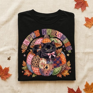 Peut inclure: Un t-shirt noir avec un motif représentant un chat noir touffu portant un nœud rose, assis dans une citrouille en patchwork. La citrouille présente divers motifs dont des taches de léopard, des carreaux et des toiles d'araignée. Le texte "HAPPY HALLOWEEN" est inscrit au-dessus.