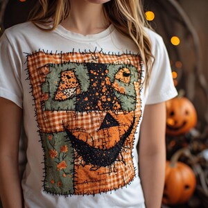 Peut inclure: Un t-shirt blanc à manches courtes arborant un grand imprimé rectangulaire représentant un visage de citrouille façon patchwork. Le motif intègre du vichy orange, des textures de tissu vert sourd et des contours noirs cousus.