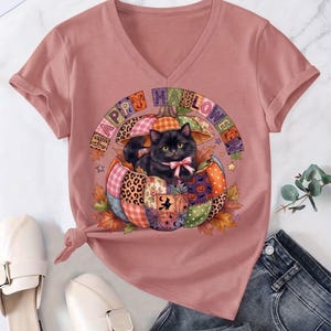Halloween T-shirt met zwarte kat en pompoen, schattig en griezelig herfst T-shirt met patchwork kitten, grafisch ontwerp voor de herfst en feestdagen (print-on-demand).