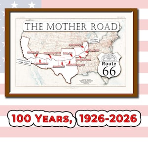 Può includere: Una mappa incorniciata degli Stati Uniti con il testo "THE MOTHER ROAD" e "Route 66". La mappa evidenzia le città lungo la Route 66, tra cui Santa Monica, Chicago e altre. È presente anche il testo "100 YEARS, 1926-2026".