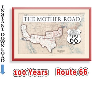 Könnte beinhalten: Eine gerahmte Vintage-Karte der Route 66, auch bekannt als The Mother Road, mit einem roten Rahmen. Die Karte zeigt die Route durch die Vereinigten Staaten, mit Text, der die Start- und Endpunkte angibt. Der Text "100 Years Route 66" ist enthalten.