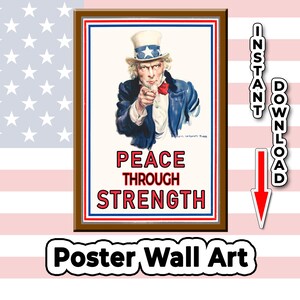 Könnte beinhalten: Ein gerahmtes Poster mit Onkel Sam, der auf den Betrachter zeigt, mit den Worten "PEACE THROUGH STRENGTH" in Rot und Schwarz. Das Poster ist vor dem Hintergrund der amerikanischen Flagge platziert und enthält den Text "Poster Wall Art".