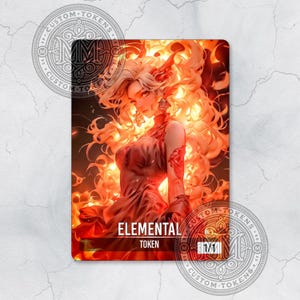 Op de afbeelding: Een fantasy art kaart met een vrouw met vurig haar en een rode jurk, omringd door vlammen. De kaart leest "ELEMENTAL TOKEN" en "1/1". De kaart heeft een cirkelvormig logo met de tekst "CUSTOM-TOKENS".