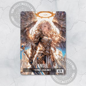 Pode incluir: Uma carta de fantasia com um anjo em armadura dourada, cabelo loiro e grandes asas emplumadas. A carta tem o texto "ANGEL", "FLYING - VIGILANCE" e "4/4". A carta é decorada com o logotipo "CUSTOM-TOKENS".