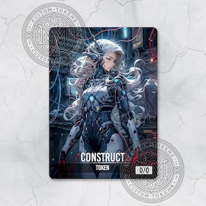 Puede incluir: Un robot blanco y azul con cabello blanco largo, que lleva un traje blanco y negro. El robot está de pie en una habitación con cables y tuberías. El texto "CONSTRUCT TOKEN 0/0" está impreso en la tarjeta.