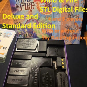 Könnte beinhalten: Ein Brettspiel-Box-Set mit dem Titel "Champions of Wind & Fire" mit dem Text "STL Digital Files". Die Box ist geöffnet und zeigt schwarze Spielsteine und Komponenten. Der Text auf der Box enthält "Deluxe and Standard Edition" und "4 and 5 players".