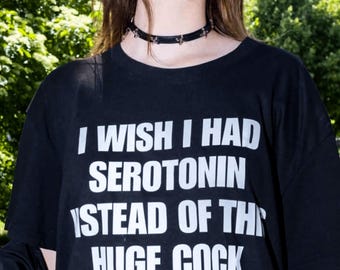 Jag önskar att jag hade serotonin istället för den här enorma kuk-tröjan | Rolig, edgy, mörk humor-t-shirt | Viral meme-tröja | Djärv grafisk t-shirt för män och kvinnor