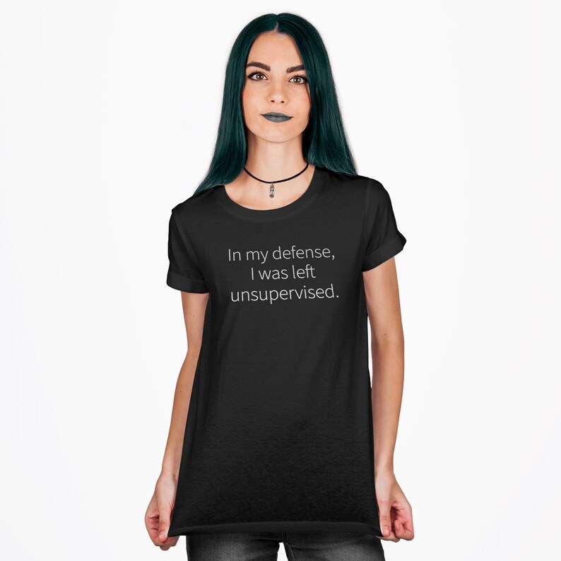 Peut inclure: Une tasse en c&eacute;ramique blanche avec une anse noire et le texte "But first, coffee" en noir, dans une police manuscrite. La tasse est pos&eacute;e sur une surface blanche.