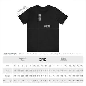 Peut inclure: T-shirt noir avec un tableau des tailles indiquant les mesures en pouces et en centim&egrave;tres. Le tableau comprend les tailles XS &agrave; 5XL, avec des mesures de largeur, de longueur et de longueur des manches. Le t-shirt est de Bella + Canvas 3001.