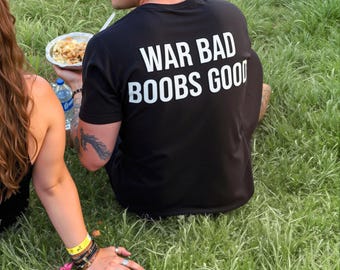 Krig Dåliga Bröst Bra T-shirt | Djärv Humor Statement T-shirt | Minimalistisk Grafisk T-shirt | Unisex Streetwear-topp