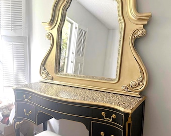 Tocador con estampado de guepardo y espejo dorado: diseño reciclado personalizado de Curbside to Couture