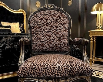 Sedia antica con stampa leopardata oro e nera – Design personalizzato e riciclato da Curbside to Couture
