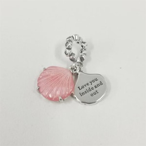 Charm colgante doble de concha color coral de Pandora
