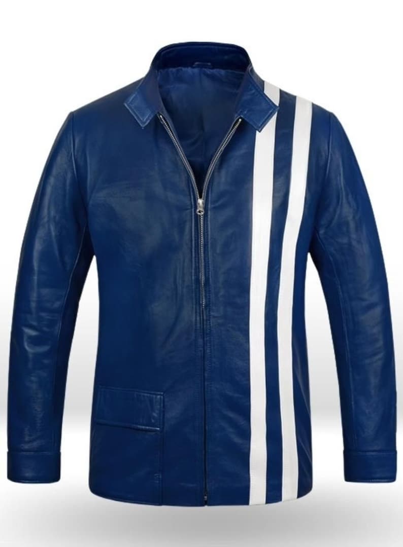 Puede incluir: Chaqueta de cuero azul marino con cierre de cremallera y cuello. La chaqueta presenta dos rayas blancas verticales en el lado izquierdo. Un bolsillo individual es visible en la parte inferior izquierda.