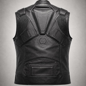 Puede incluir: Un chaleco de cuero negro que presenta un panel trasero estructurado con una pieza central triangular similar a una armadura, secciones de cuero perforado, detalles acanalados en los hombros y un emblema hexagonal en relieve sobre una sección acolchada.