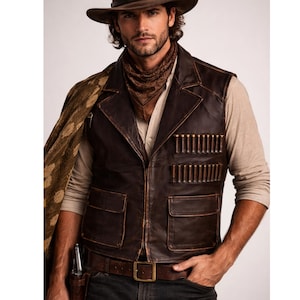 Puede incluir: Un chaleco de cuero marrón con un diseño clásico del oeste. El chaleco tiene dos bolsillos delanteros, solapas y trabillas decorativas para balas. El modelo lleva un sombrero marrón, una bufanda estampada y un cinturón marrón. Una prenda robusta de inspiración vintage.