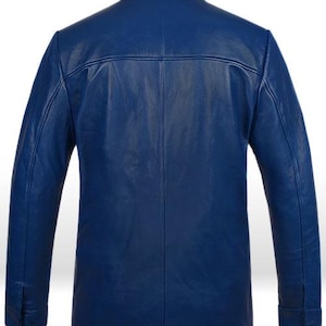 Puede incluir: Chaqueta de cuero azul cobalto con cuello alzado. La vista trasera muestra un dise&ntilde;o a medida con costuras verticales y pu&ntilde;os abotonados. La chaqueta est&aacute; hecha de cuero liso y brillante.