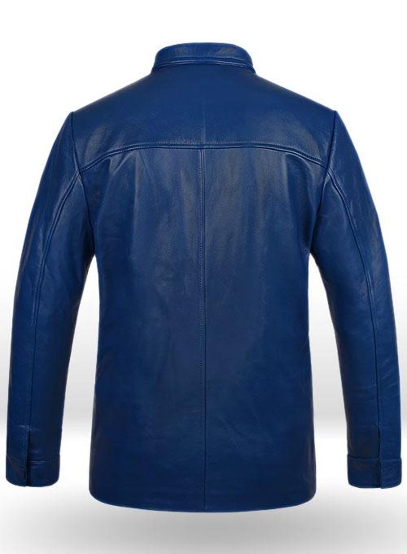 Puede incluir: Chaqueta de cuero azul cobalto con cuello alzado. La vista trasera muestra un dise&ntilde;o a medida con costuras verticales y pu&ntilde;os abotonados. La chaqueta est&aacute; hecha de cuero liso y brillante.
