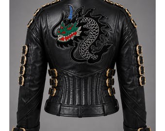 Jaqueta feminina de couro preta com fivela, jaqueta estilo motociclista gótica, jaqueta punk, jaqueta de couro cropped, jaqueta fashion marcante, feita à mão em couro.