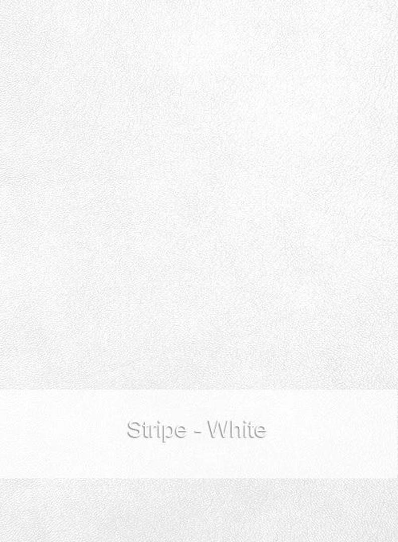Puede incluir: Fondo blanco texturizado con una franja blanca horizontal en la parte inferior. El texto "Stripe - White" est&aacute; en relieve en la franja. El fondo tiene un patr&oacute;n sutil y moteado.