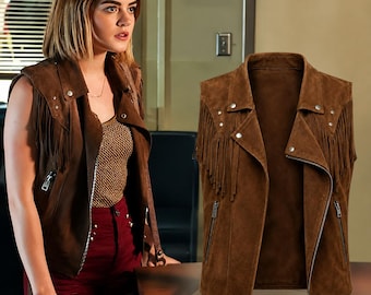 Colete feminino de camurça marrom com franjas, estilo country, boho, para festivais e shows country.