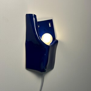 Cobalt Blue Ceramic Wall Sconce, Plug-In or Hardwired Dimmable Lamp, Handmade Sculptural Wall Light, Modern Accent Lighting, Hardwire Sconce bild 5