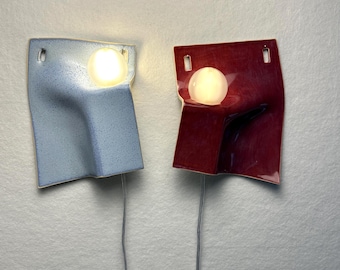 Conjunto de dois apliques de parede com luz regulável para quarto, sala de estar e corredor nas cores bordô e azul fosco. Fácil instalação. Luminária de parede moderna.