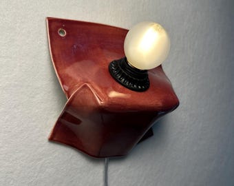 Aplique de parede moderno na cor bordô, com design minimalista para quartos, salas de estar e salas de jantar, luminária de destaque contemporânea, design de interiores.