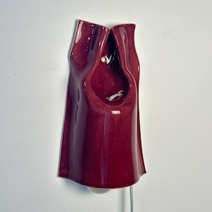 Handgjord vinröd keramisk vägglampa, modern accentlampa med pluggfunktion, stämningsfullt sken (glödlampa ingår) bild 2