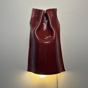 Handgjord vinröd keramisk vägglampa, modern accentlampa med pluggfunktion, stämningsfullt sken (glödlampa ingår) bild 13