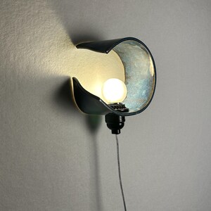 Applique a spina in ceramica blu realizzata a mano, illuminazione ambientale dimmerabile, luce d'accento moderna immagine 2