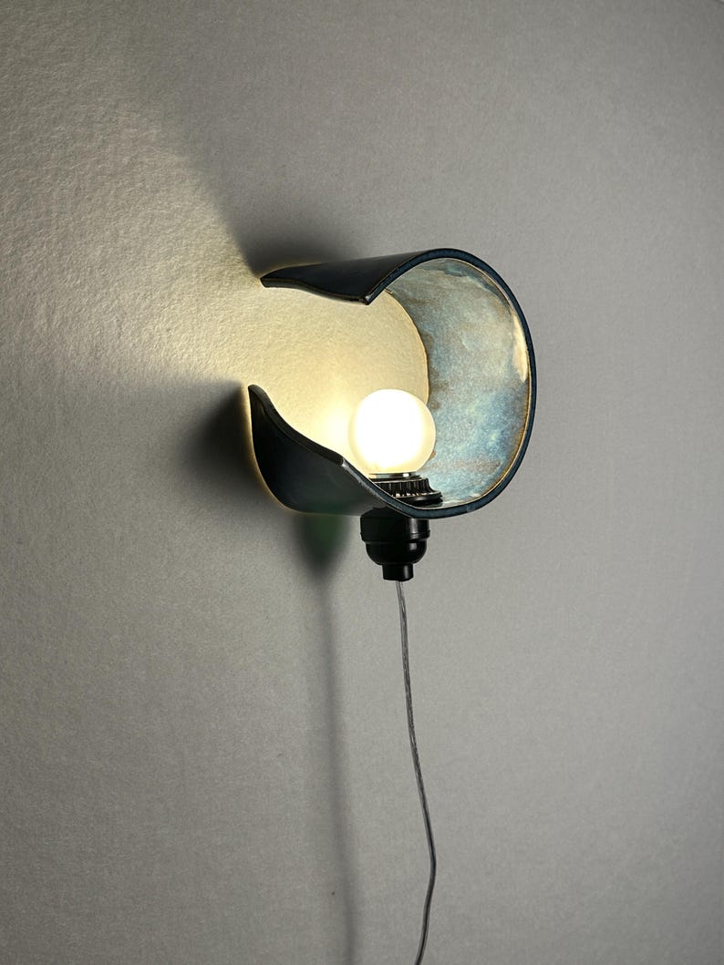 Applique a spina in ceramica blu realizzata a mano, illuminazione ambientale dimmerabile, luce d'accento moderna immagine 2