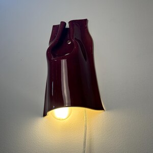 Handgjord vinröd keramisk vägglampa, modern accentlampa med pluggfunktion, stämningsfullt sken (glödlampa ingår) bild 11