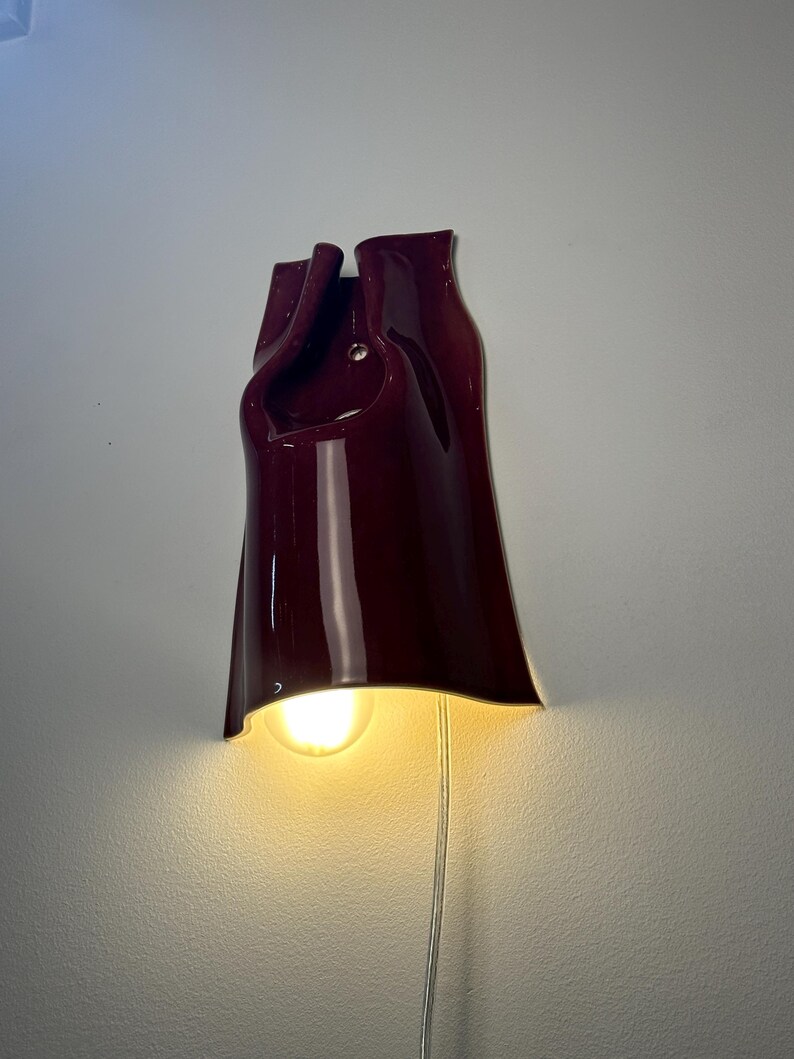 Handgjord vinröd keramisk vägglampa, modern accentlampa med pluggfunktion, stämningsfullt sken (glödlampa ingår) bild 11