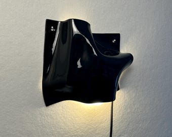 Arandela de parede em cerâmica preta, luminária de ambiente dimerizável com plugue, iluminação minimalista feita à mão para designers de interiores e reformas residenciais.