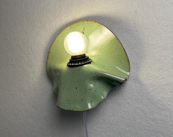 Aplique de parede cerâmico verde com plugue, luminária moderna, fácil instalação, ideal para quartos, salas de estar, salas de jantar e corredores. Design contemporâneo.