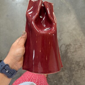 Handgjord vinröd keramisk vägglampa, modern accentlampa med pluggfunktion, stämningsfullt sken (glödlampa ingår) bild 5
