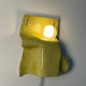 Aplique de pared de cerámica amarilla hecho a mano, luz de acento moderna con enchufe, lámpara de diseño escultural. imagen 7
