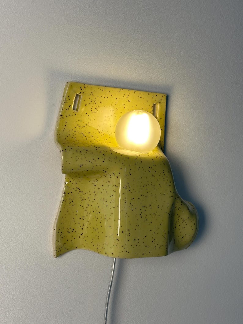 Aplique de pared de cerámica amarilla hecho a mano, luz de acento moderna con enchufe, lámpara de diseño escultural. imagen 7