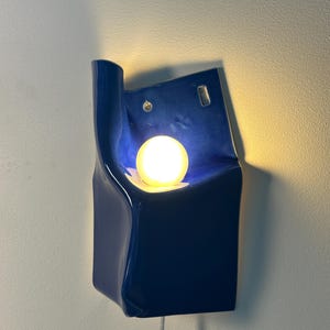 Cobalt Blue Ceramic Wall Sconce, Plug-In or Hardwired Dimmable Lamp, Handmade Sculptural Wall Light, Modern Accent Lighting, Hardwire Sconce Stickkontakt