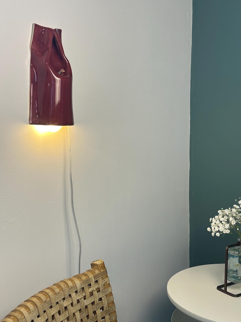 Handgjord vinröd keramisk vägglampa, modern accentlampa med pluggfunktion, stämningsfullt sken (glödlampa ingår) bild 6